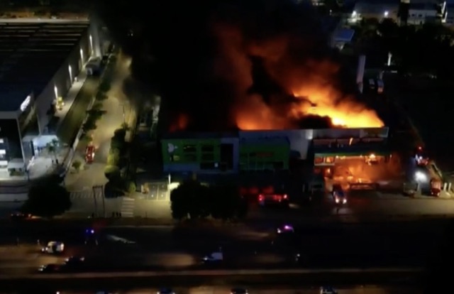 Bombeiros extinguem incêndio em fábrica de salgados de Indaiatuba após 8h de combate