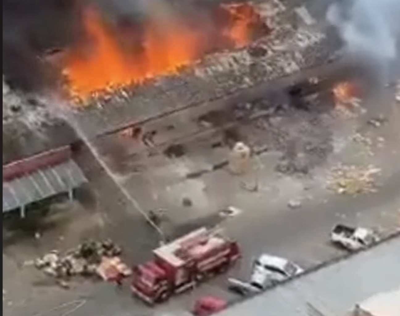 Incêndio de grandes proporções atinge galpão no Brás, em São Paulo